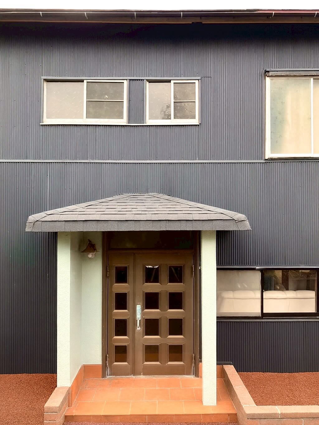 玄関の写っている宿の外観画像