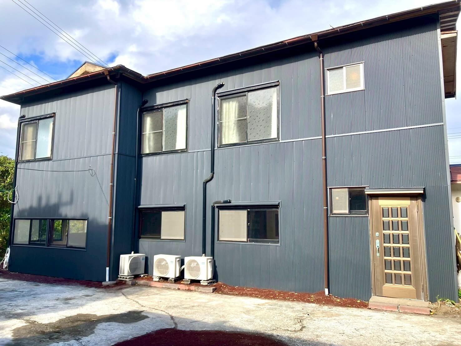 宿の裏庭の画像