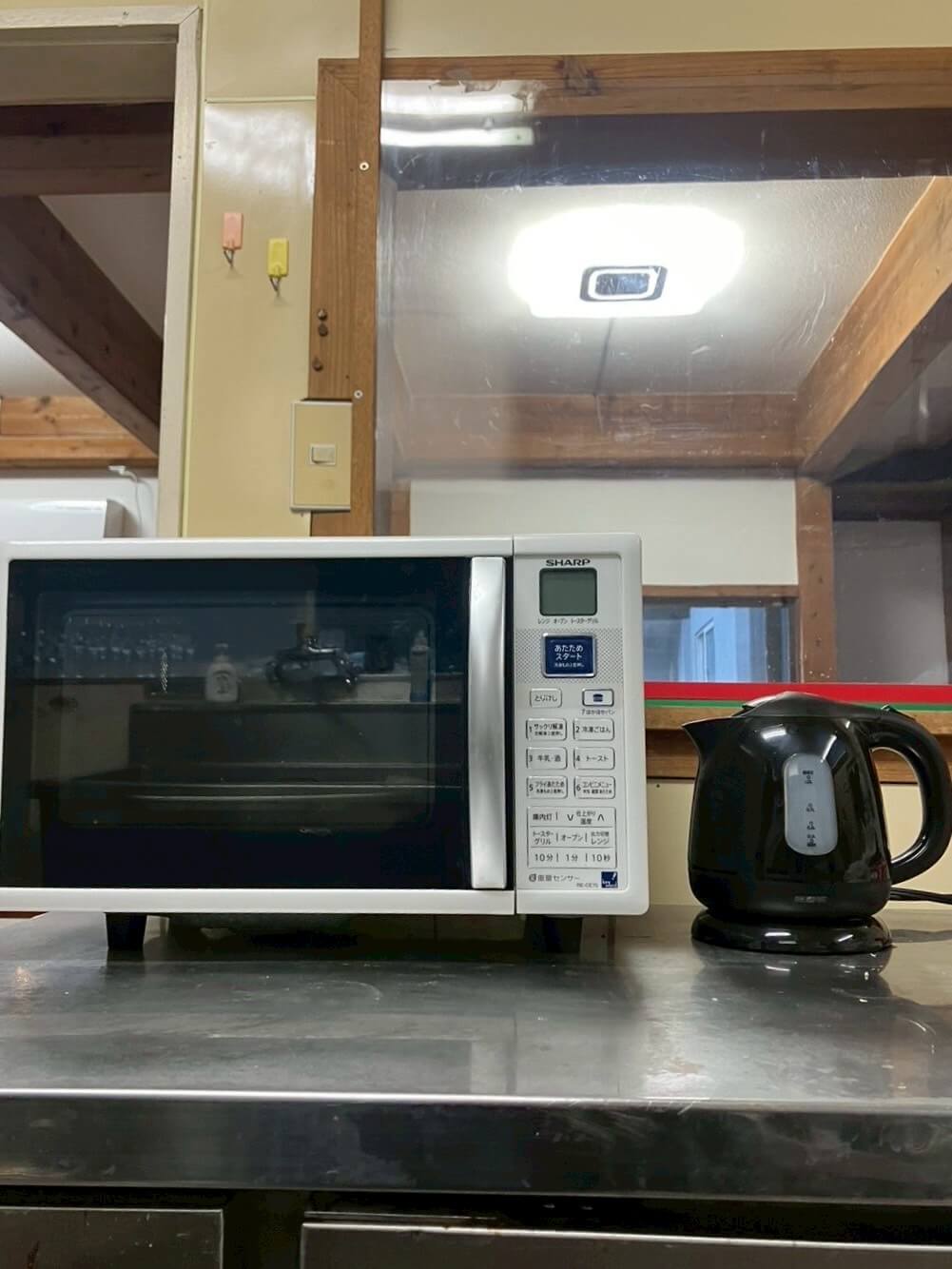 電子レンジとポットの画像